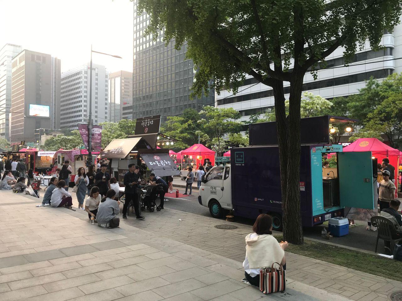 【คยองชองกเยชอน เกาหลี】ตะลุยตลาดนัดกลางคืนที่คลองชองกเยชอน 2025! เดินเลียบคลองชองกเยชอนสวย ๆ และตะลุยตลาดนัดกลางคืนกัน!